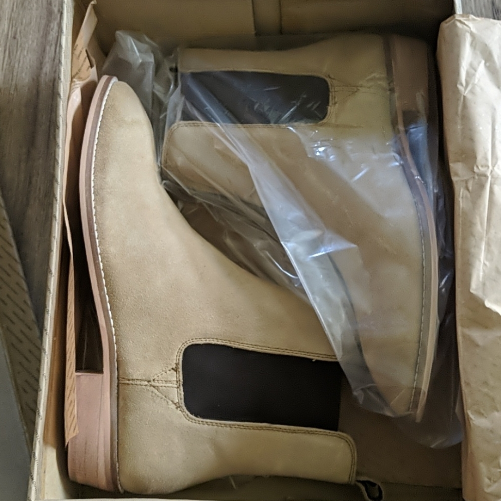 Brand new in box chelsea boots